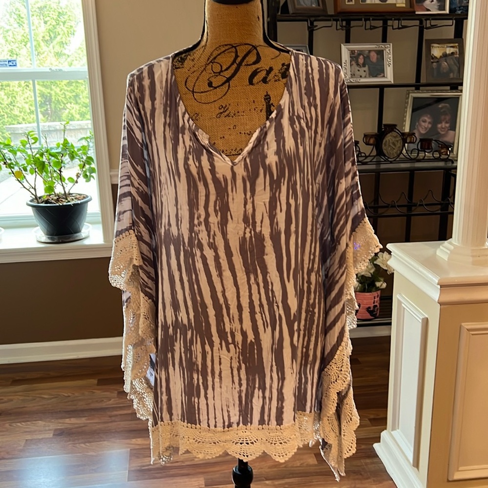 Surf Gypsy size small box fit grey and white patterned top with white lace